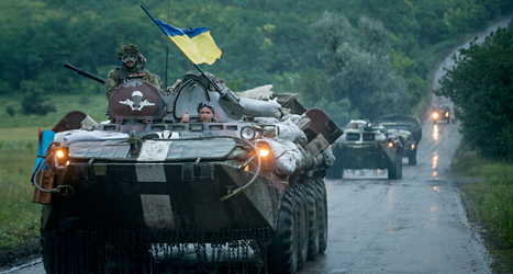 Ukrainska stridsvagnar på väg mot städerna där rebellerna finns. Foto: Evgeniy Maloletka/TT.